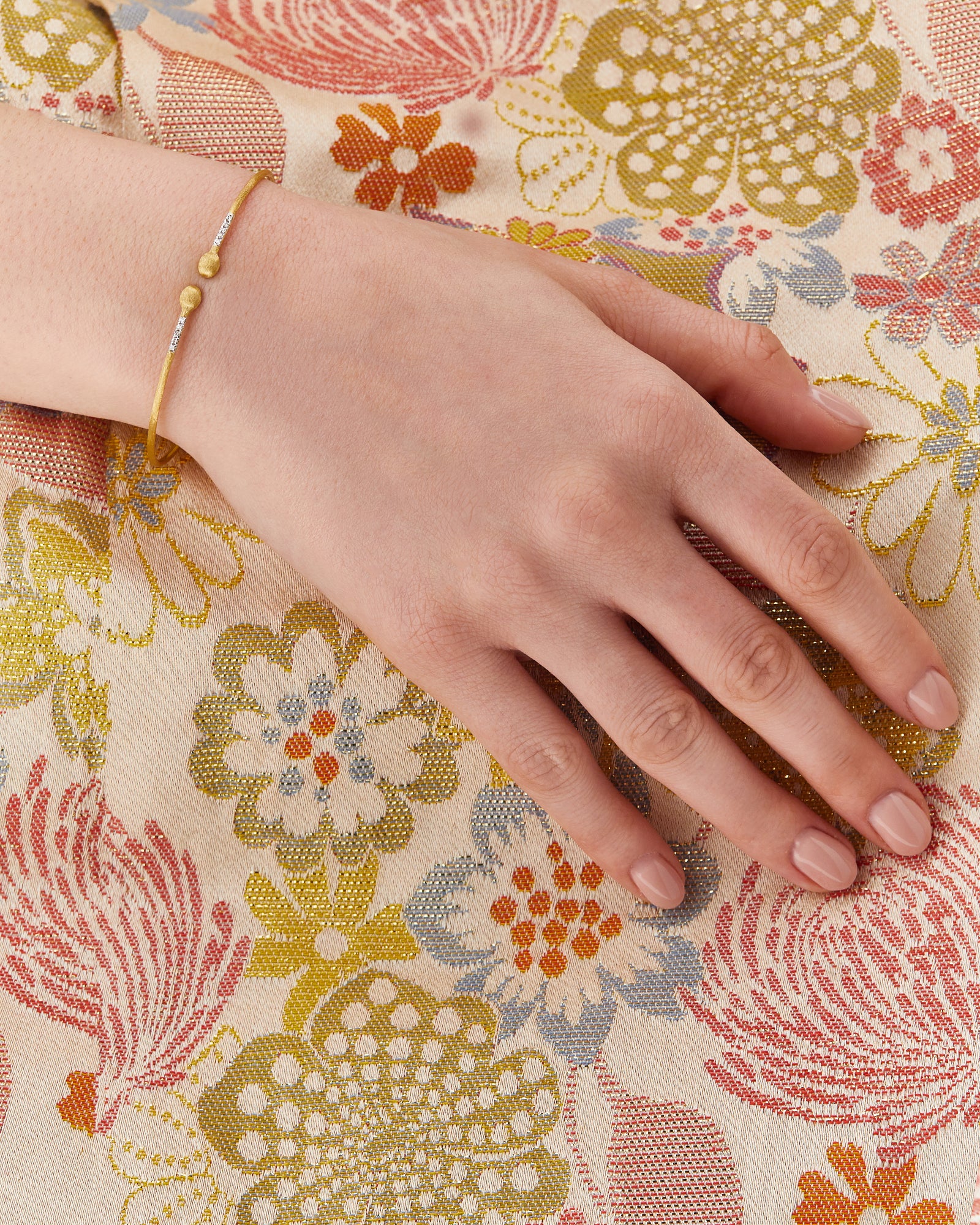 Nanis "DANCING ÉLITE" GOLD AND DIAMONDS HANDMADE LIGHT BANGLE BS7-583