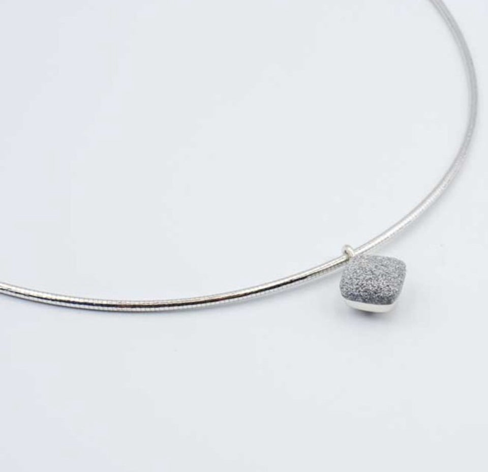 RHODIUM DIAMOND SHAPE GREY DUST NECKLACE WDNAG-066